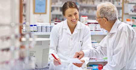 pharmacist-and-customer-3