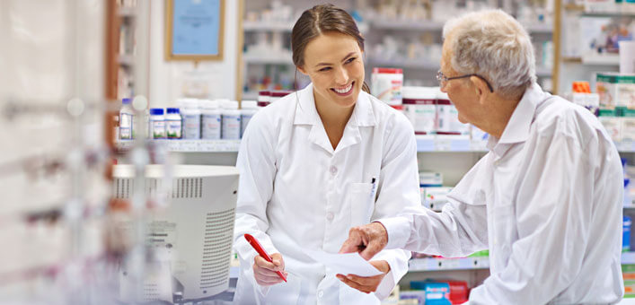pharmacist-and-customer-3